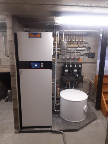Luchtwaterwarmtepomp met buitenunit en ingebouwde boiler.